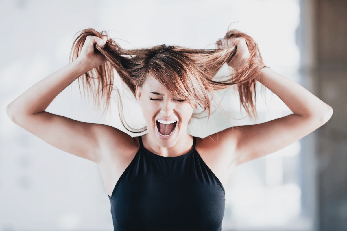 Frau rauft sich die Haare und schreit